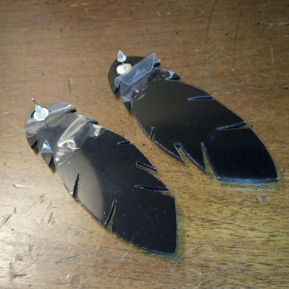 Layered acrylic feather earrings - Picture 3 of 5